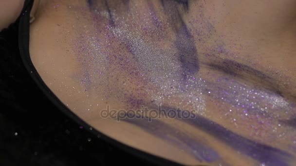 Trucco di moda. Donna con trucco colorato e arte del corpo — Video Stock