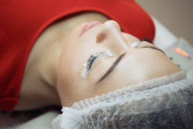 Kirpik uzatma prosedürü. Uzun kirpikli kadın gözü.