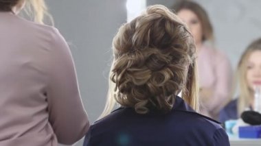 Kuaförde örgü ören kız.