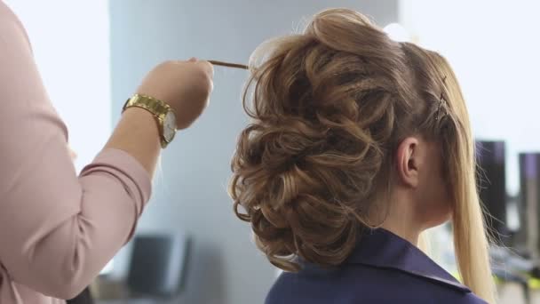 Splétat copánky dívka v kadeřnictví — Stock video