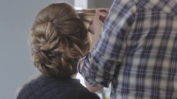 Weave braid girl in a hair salon — Stock Video