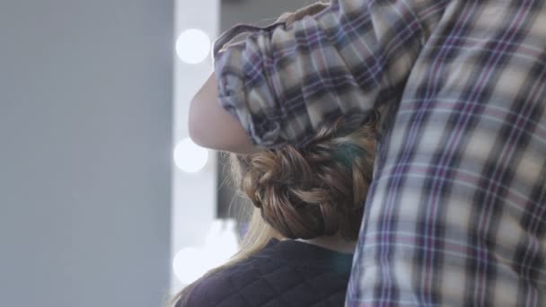 Πλέξιμο πλεξούδα κορίτσι σε ένα κομμωτήριο — Αρχείο Βίντεο