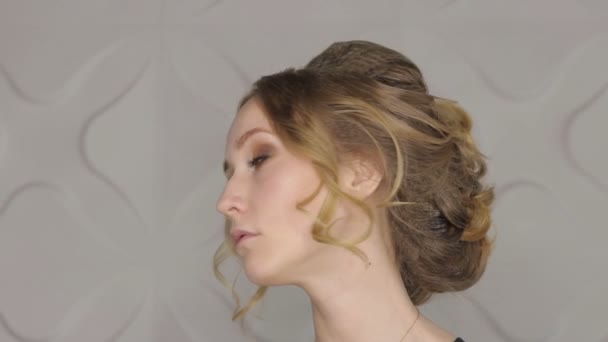 Ткать косички девушке в парикмахерской — стоковое видео