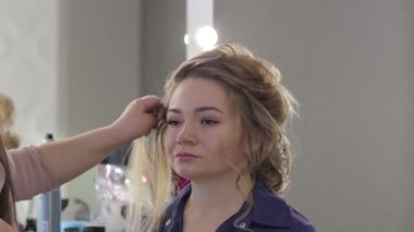 Kuaförde örgü ören kız.