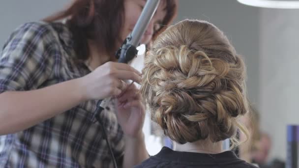 Плетіння косички дівчина в перукарні — стокове відео