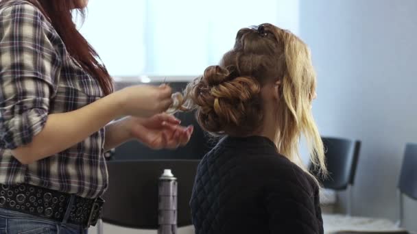 Tecer trança menina em um salão de cabeleireiro — Vídeo de Stock