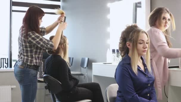 Tisser tresse fille dans un salon de coiffure — Video