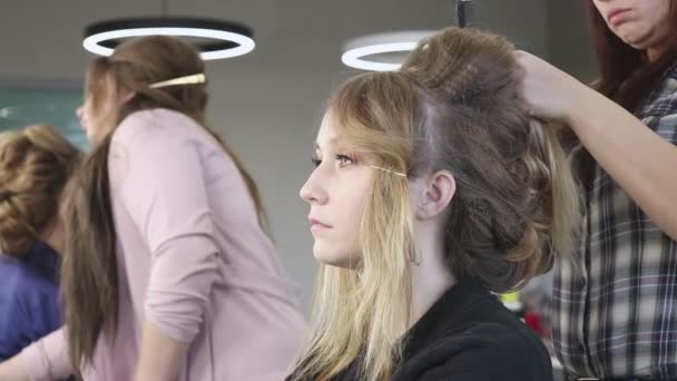 Tejer trenza chica en un salón de belleza — Vídeos de Stock