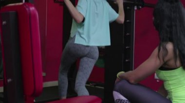 Kız omuzlarında barbell ile ağız kavgası.