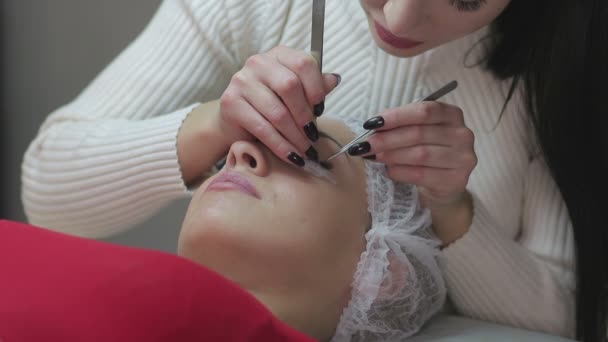 Procédure d'extension des cils. Œil de femme avec de longs cils. — Video