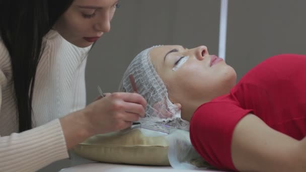 Procedimiento de extensión de pestañas. Ojo de mujer con pestañas largas. — Vídeos de Stock