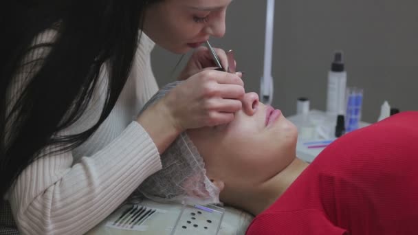 Wimpernverlängerungsverfahren. Frauenauge mit langen Wimpern. — Stockvideo