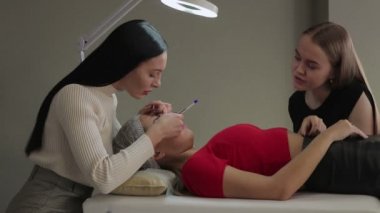 kirpik uzantıları üzerinde çalışan genç kadın