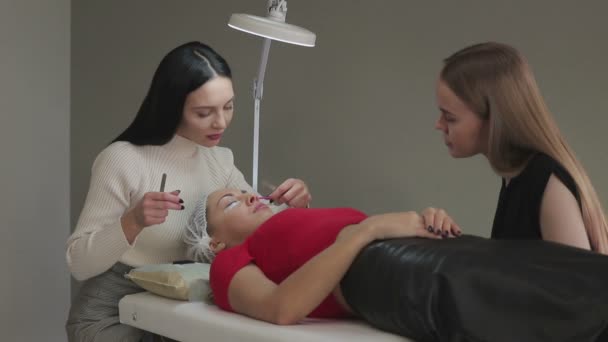 Jeune femme travaillant sur les extensions de cils — Video