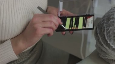 kirpik uzantıları üzerinde çalışan genç kadın