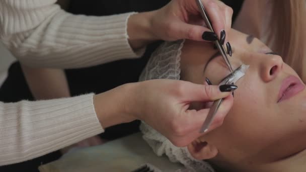 Procédure d'extension des cils. Œil de femme avec de longs cils. — Video