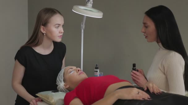 Belle jeune fille admire les cils, que son accumulation dans un salon de beauté — Video