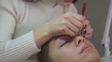 Kirpik uzatma prosedürü. Uzun kirpikli kadın gözü.