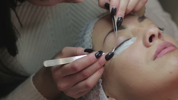 まつ毛延長手順。ロングまつ毛を持つ女性の目. — ストック動画