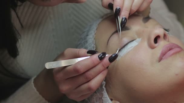 Eyelash Extension Procedure. 긴 눈썹을 가진 여인의 눈. — 비디오