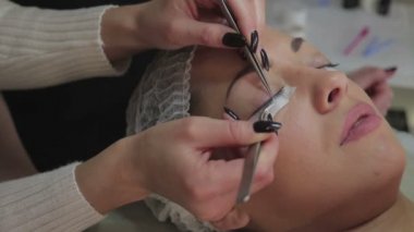 Kirpik uzatma prosedürü. Uzun kirpikli kadın gözü.