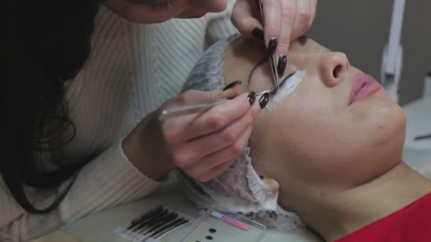 Procedimiento de extensión de pestañas. Ojo de mujer con pestañas largas. — Vídeos de Stock