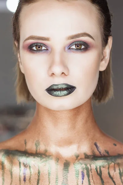 Mode grüne sexy Lippen und Nahaufnahme. Mund auf. Make-up Konzept. Kuss — Stockfoto