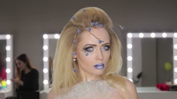 Mulher da Beleza de Inverno. Makeup.Make-up menina de Natal — Vídeo de Stock