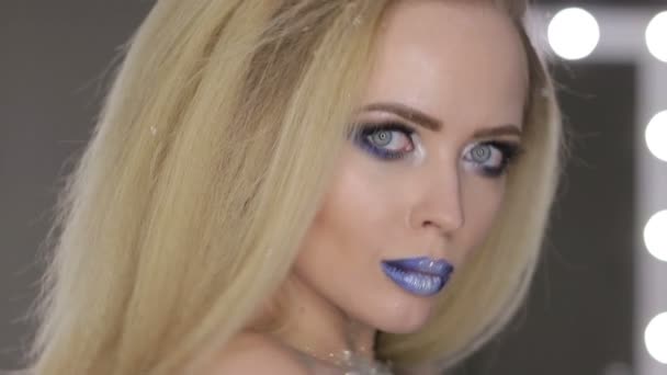 Kış güzellik kadın. Christmas Girl Makeup.Make-up — Stok video