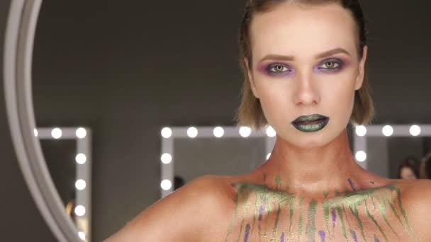 Groene Sexy lippen en close-up mode. Open mond. Make-up concept. Kus — Stockvideo