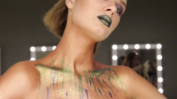 Groene Sexy lippen en close-up mode. Open mond. Make-up concept. Kus — Stockvideo