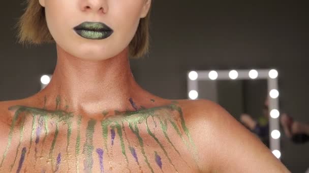 Groene Sexy lippen en close-up mode. Open mond. Make-up concept. Kus — Stockvideo