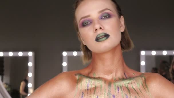 Mode grüne sexy Lippen und Nahaufnahme. Mund auf. Make-up Konzept. Kuss — Stockvideo