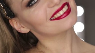 Yaşam tarzı, insanlar ve duygusal konsept: taç giymiş genç bir kadın