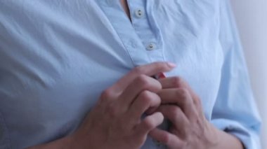 Seksi kız göğüslerini gösterir