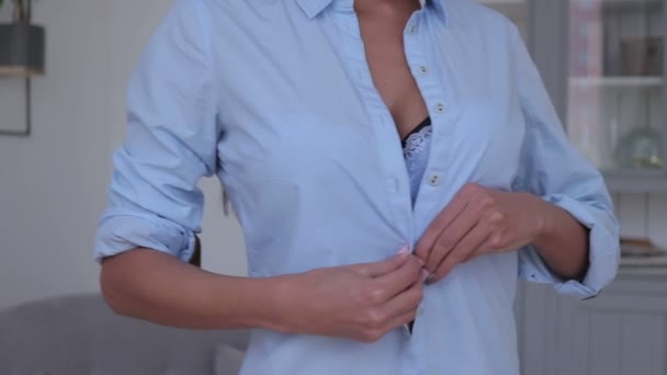 Sexy Mädchen zeigt ihre Brüste — Stockvideo