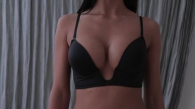 Seksi kız göğüslerini gösterir
