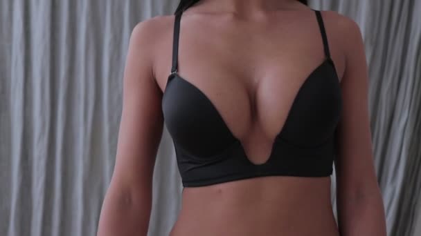 Сексуальная девушка показывает свою грудь — стоковое видео