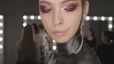 Yüksek moda güzellik modeli kız siyah makyaj ve uzun lushes.