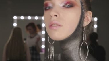 Yüksek moda güzellik modeli kız siyah makyaj ve uzun lushes.