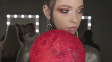Yüksek moda güzellik modeli kız siyah makyaj ve uzun lushes.