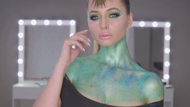 Het meisje met prachtig haar en fantastische make-up. — Stockvideo