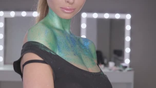 Het meisje met prachtig haar en fantastische make-up. — Stockvideo