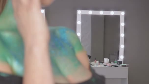 Flickan med utmärkt hår och fantastiska makeup. — Stockvideo