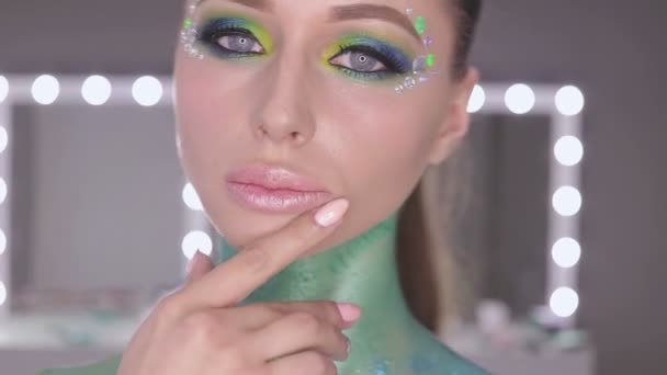 Flickan med utmärkt hår och fantastiska makeup. — Stockvideo