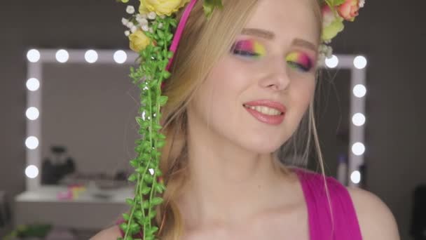 Menina bonita com Primavera Flowers.Fresh pele — Vídeo de Stock