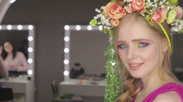 Hermosa chica con flores de primavera.Piel fresca — Vídeos de Stock