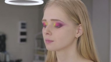 Makyaj sanatçısı sanat makyaj modelleri yapar.