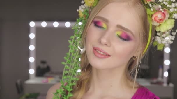 Hermosa chica con flores de primavera.Piel fresca — Vídeo de stock