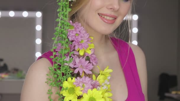 Hermosa chica con flores de primavera.Piel fresca — Vídeos de Stock